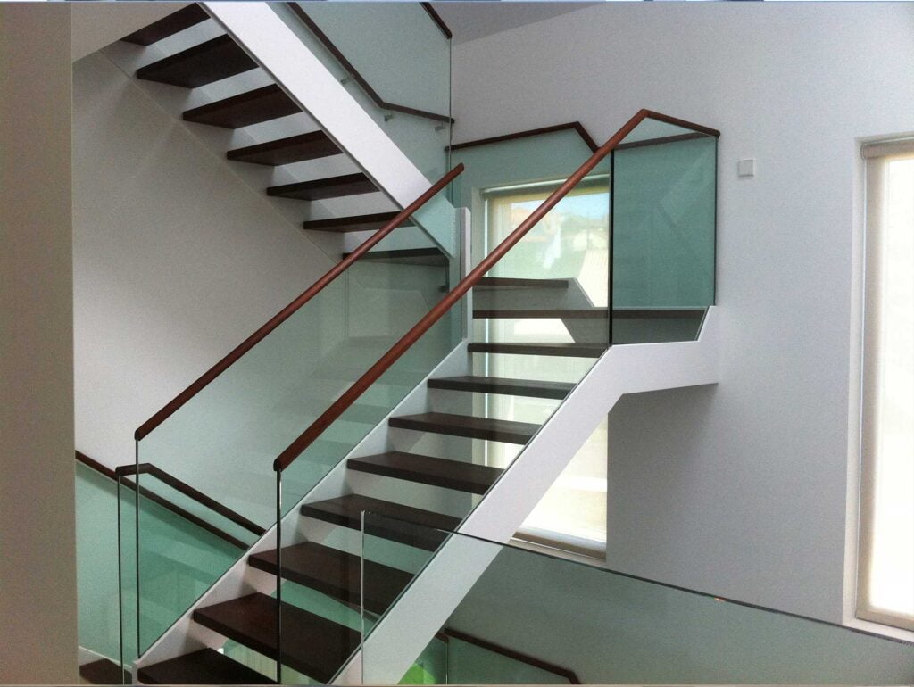 Escaleras interiores con pasamanos de cristal