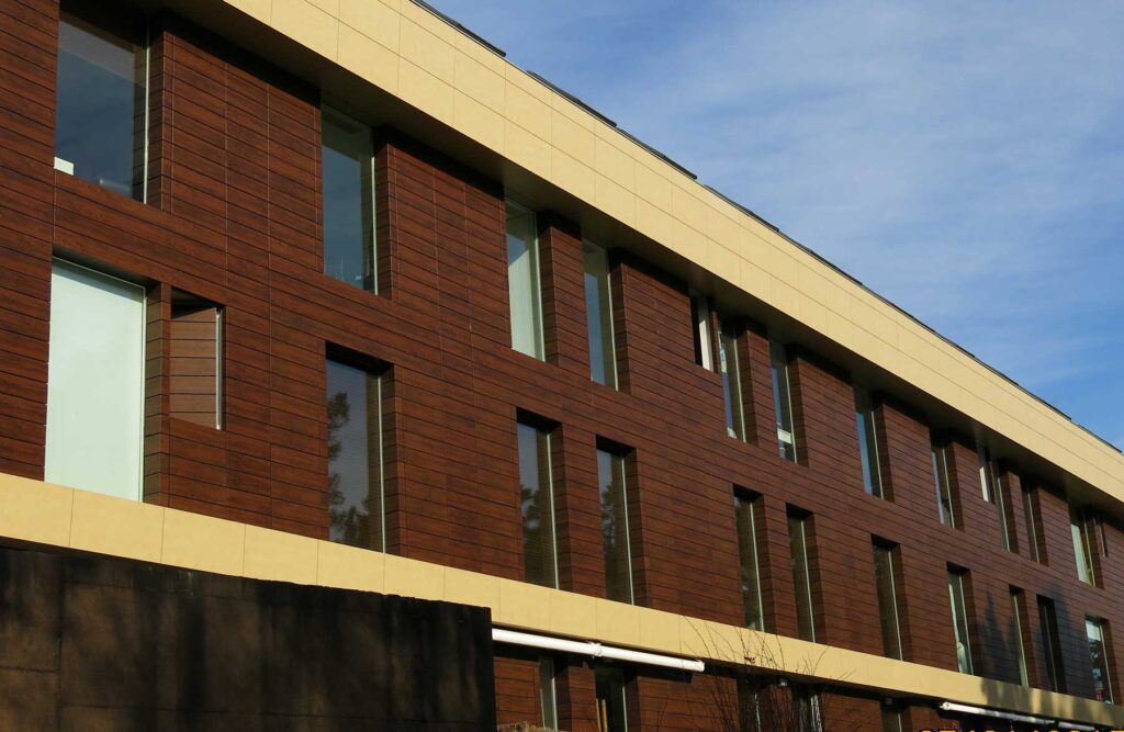 Vista lateral de fachada de edificio imitando madera