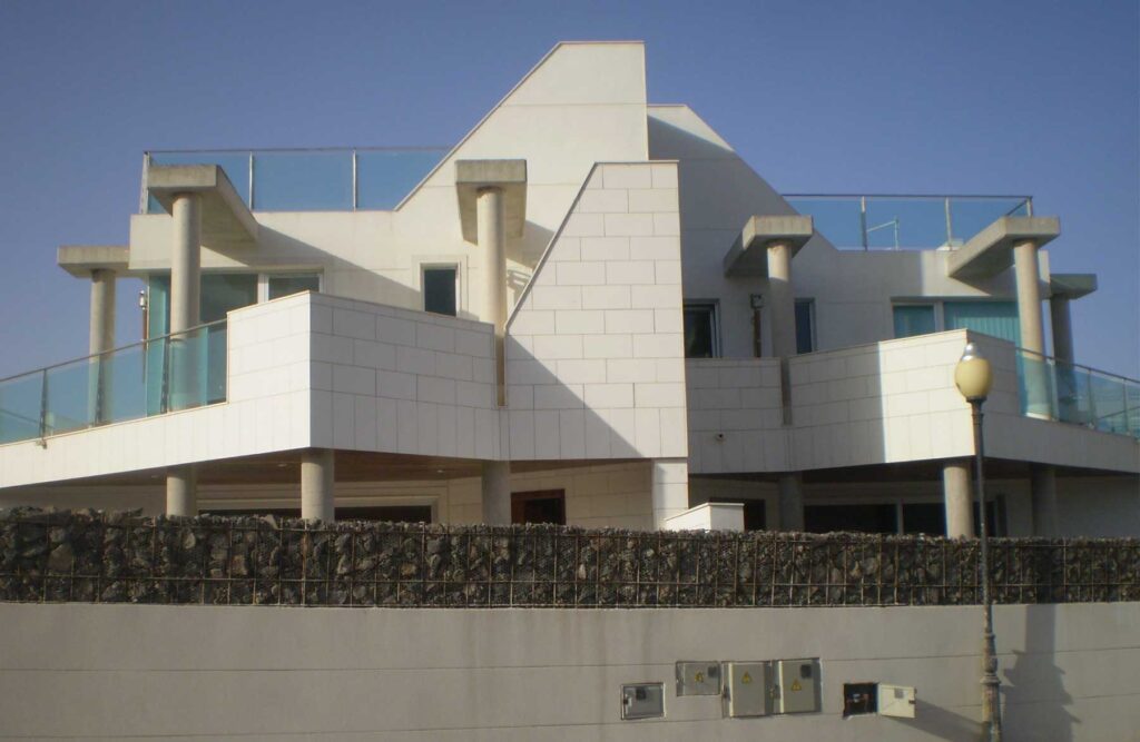 Edificio singular con terrazas y balcones