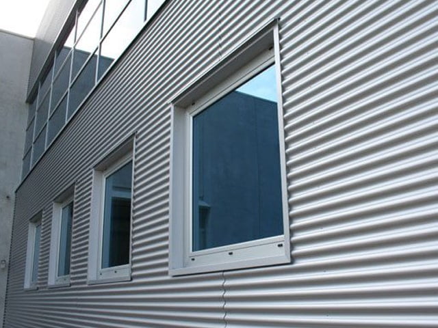 Fachada con chapa minionda en gris